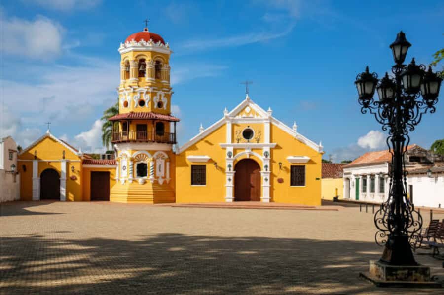 Mompox Caribbean Routes - Arriving in Mompox: lunch by the Magdalena and a guided old-town reset