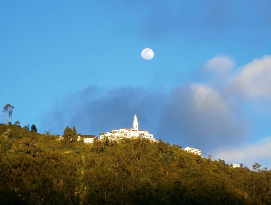 Monserrate Express tour 3 hrs - Getting the viewpoint right: where the photos actually come from