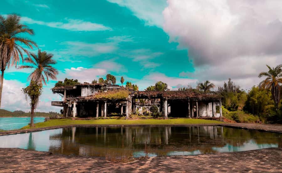 Pablo Escobar Mansion+Paintball+Boat+ATV (Private Guatape) - Guatapé town walk: zócalos, colorful streets, and an easy stroll