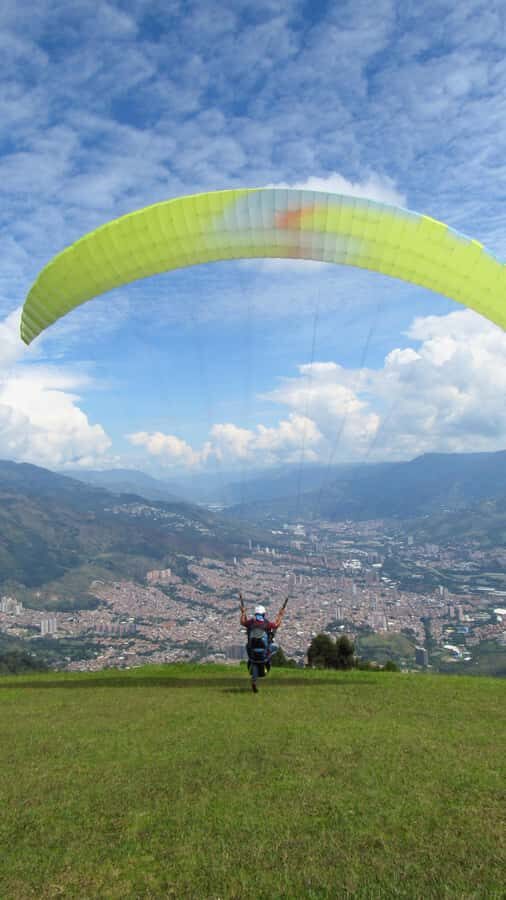 Paraglide over beautiful Medellin - The Coffee-and-Breakfast Start: Farmer Clothes to Tasting