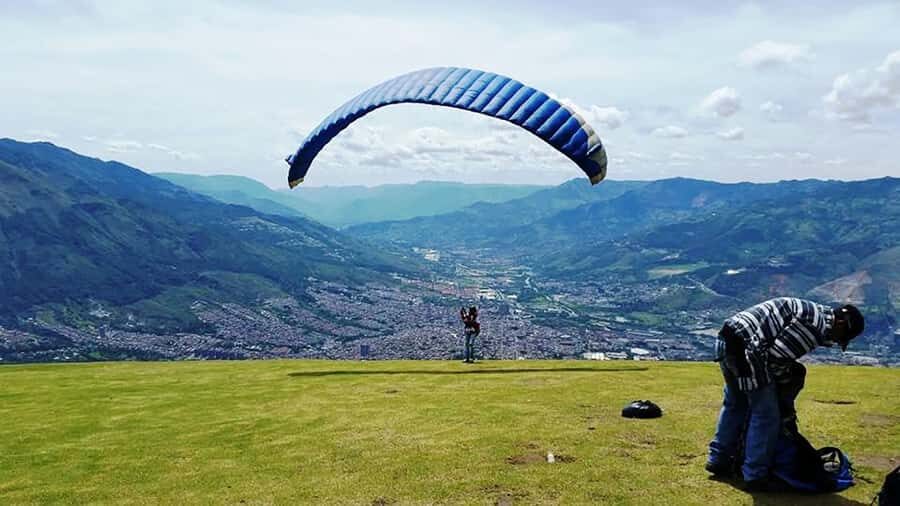 Paragliding the Andes from Medellín - From El Poblado to San Félix: the drive that sets the tone