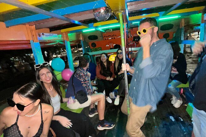 Party Crawl: 6 Nightclubs, DiscoTruck, AfterParty, 1h Openbar pub - The 9pm Warm-Up at HiPinto Social Experience (Where Everyone Starts Talking)