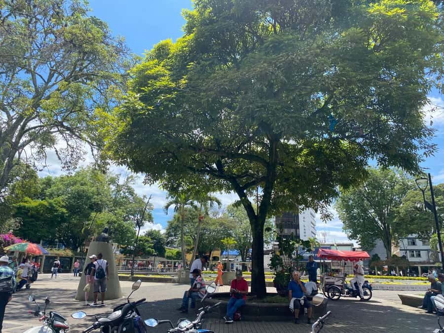 PEREIRA: PRIVATE TOUR OF MAIN SQUARES, HISTORICAL SITES + LOOKOUT POINT - Victory Square and Calle del Encuentro: walking through the city’s living edges