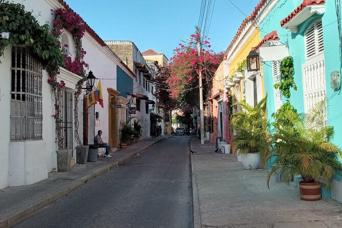 Private Cartagena city and street food tour. - The guide makes the difference: Angel Eduardo Durán energy