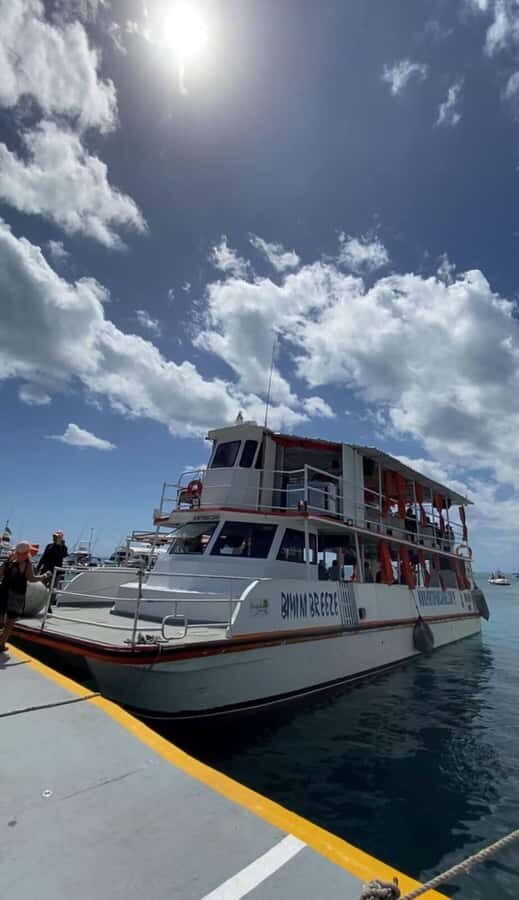 SAN ANDRES: Full Day Combo - Johnny Cay or Aquarium, Bay Tour, Island Chiva Tour - Cayo Sucre and the guided island stops: getting context before the big sea time