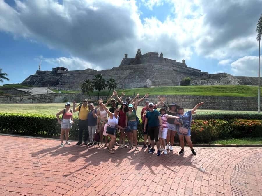 San Felipe Castle and Getsemani Walking Tour with tickets - Start in Getsemaní: Plaza de la Trinidad, the black umbrella, and the walking pace