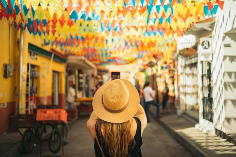 San Felipe Castle and Getsemani Walking Tour with tickets - The 10–15 minute walk to Castillo de San Felipe: turning transit into context