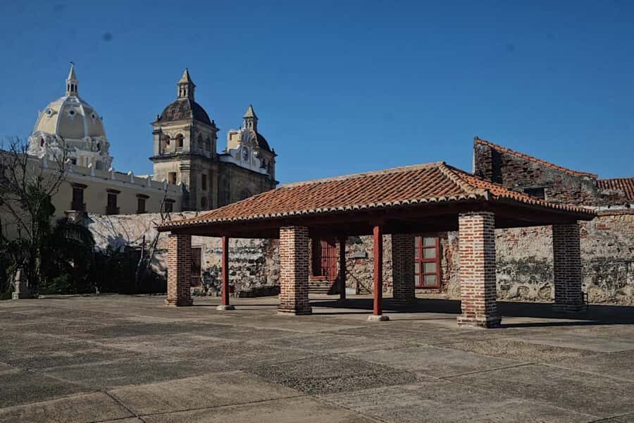 San Felipe Castle and Getsemani Walking Tour with tickets - One watch-out: shopping stops and timing surprises