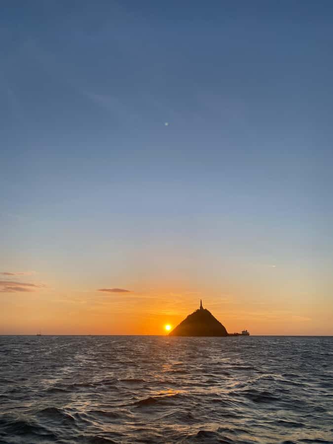 Santa Marta Bay: Sunset on a sail boat - Weather, Sailing Status, and Comfort Reality Check
