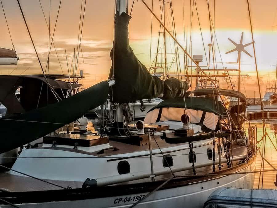 Santa Marta Bay: Sunset on a sail boat - Meeting Dario at the International Marina: How the Trip Starts