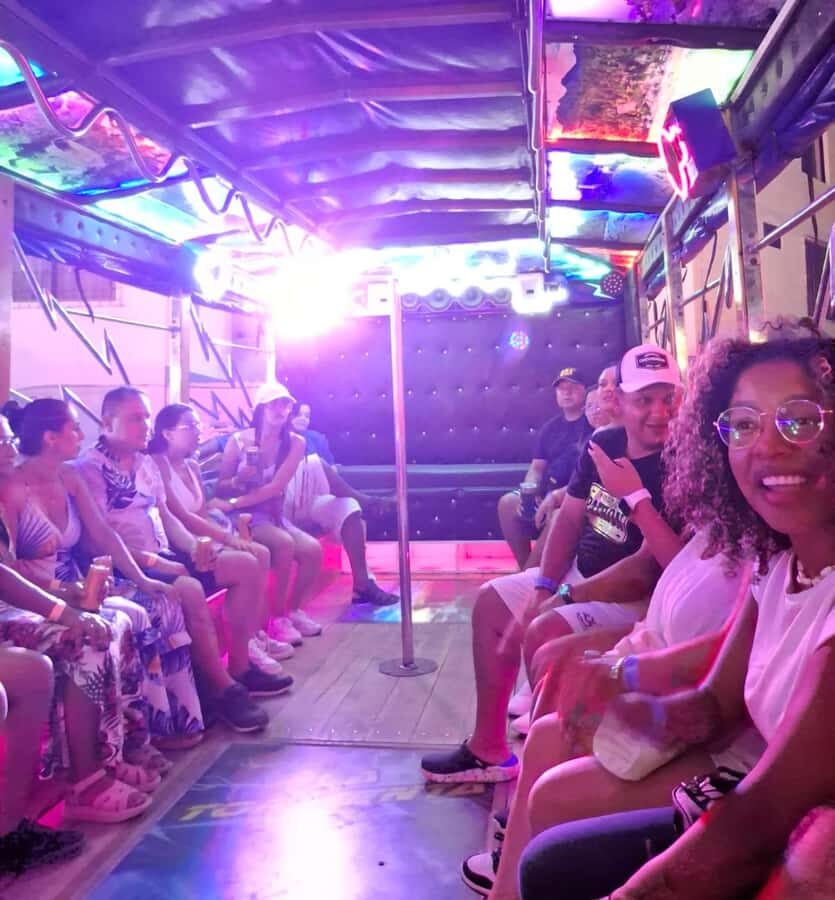 Santa Marta: Rumba en Chiva con animador a bordo y Espuma! - Por qué la chiva rumbera en Santa Marta funciona tan bien de noche
