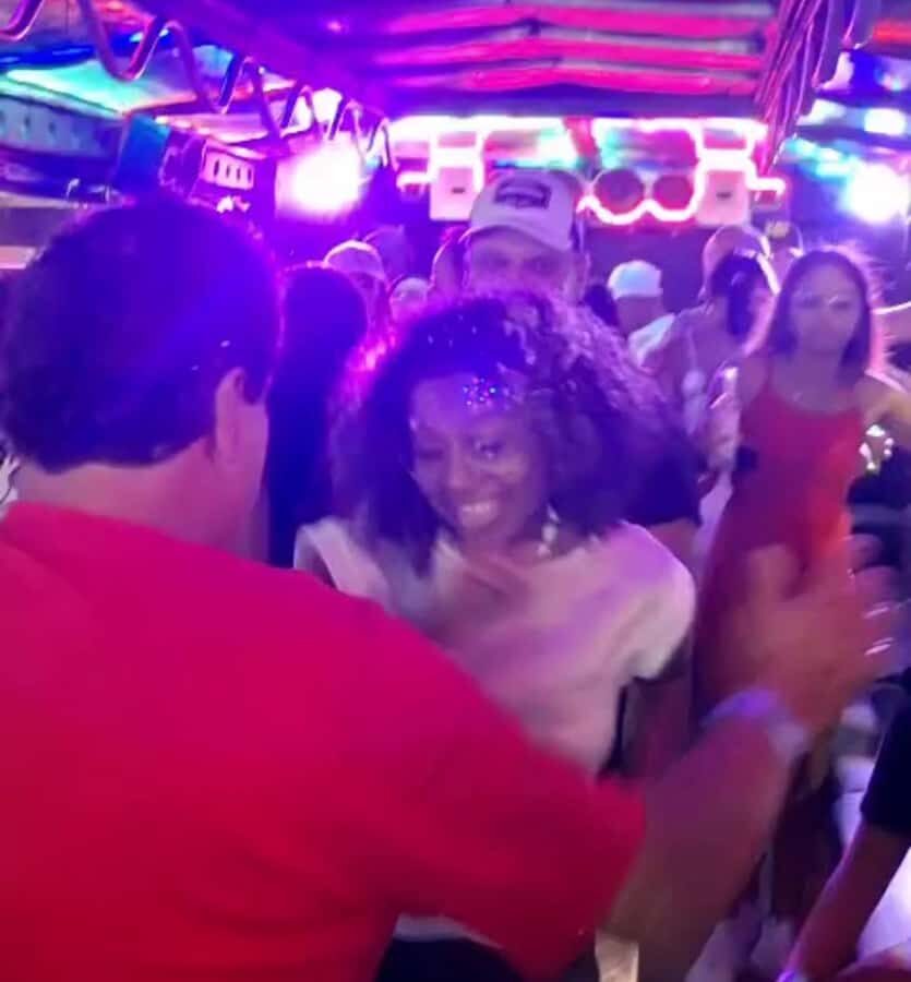 Santa Marta: Rumba en Chiva con animador a bordo y Espuma! - Encuentro en El Rodadero y cómo se siente el ritmo (2 a 3 horas en la práctica)