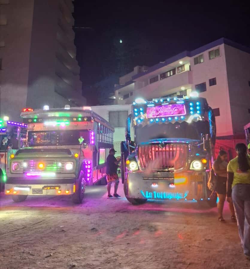 Santa Marta: Rumba en Chiva con animador a bordo y Espuma! - Bar abierto, bebidas propias y el control de gasto real