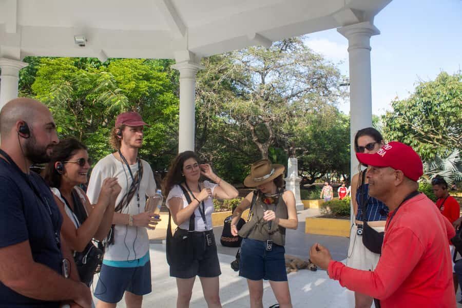 Shared Cartagena Old City Tour with Wireless Audio System - Plaza de los Coches to Plaza Bolívar: power in the open air