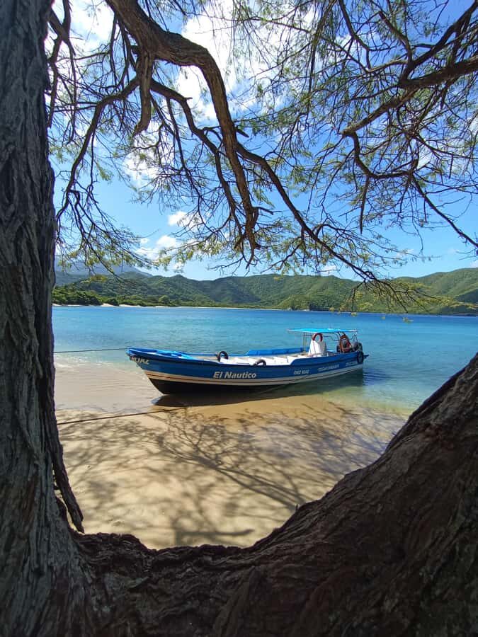 SPEEDBOAT TOUR TO TAYRONA CRISTAL BEACH - Morning pickup and the speedboat run to Tayrona