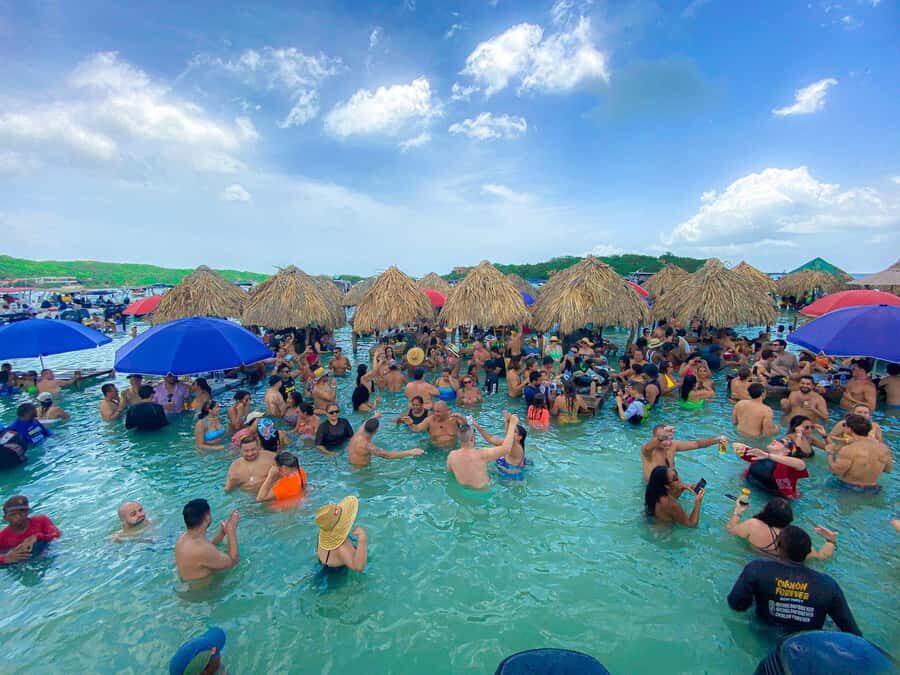 Tour a la isla de las fiestas Cholon - The boat party vibe on the Rosario Islands