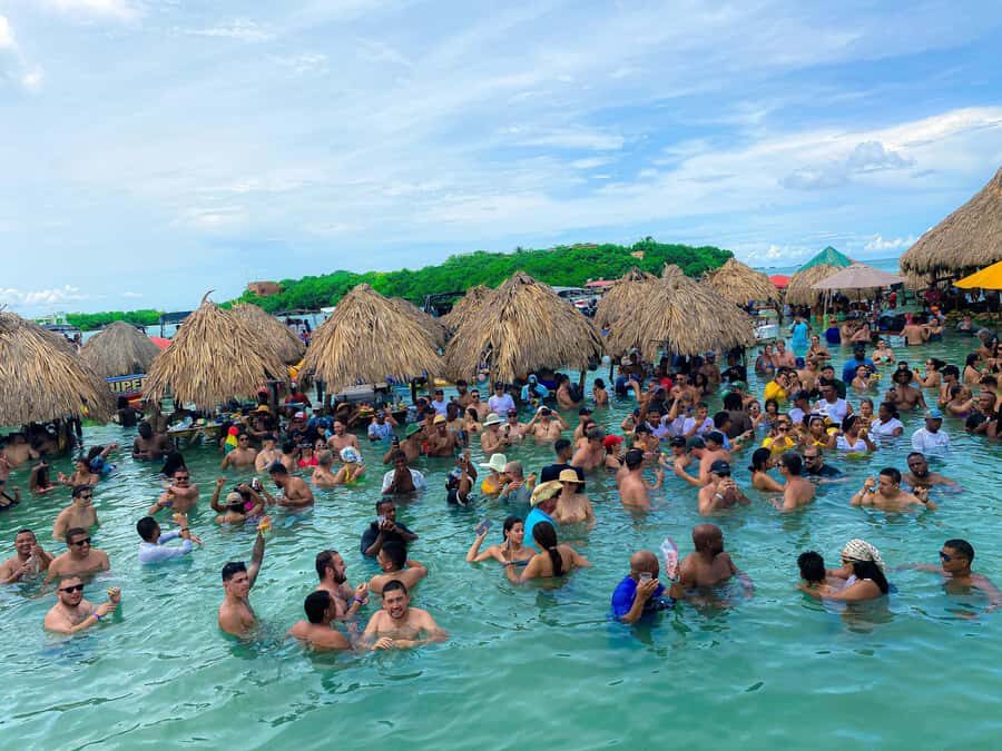 Tour a la isla de las fiestas Cholon - Music, drinks, and what’s actually included (and what you may want to add)