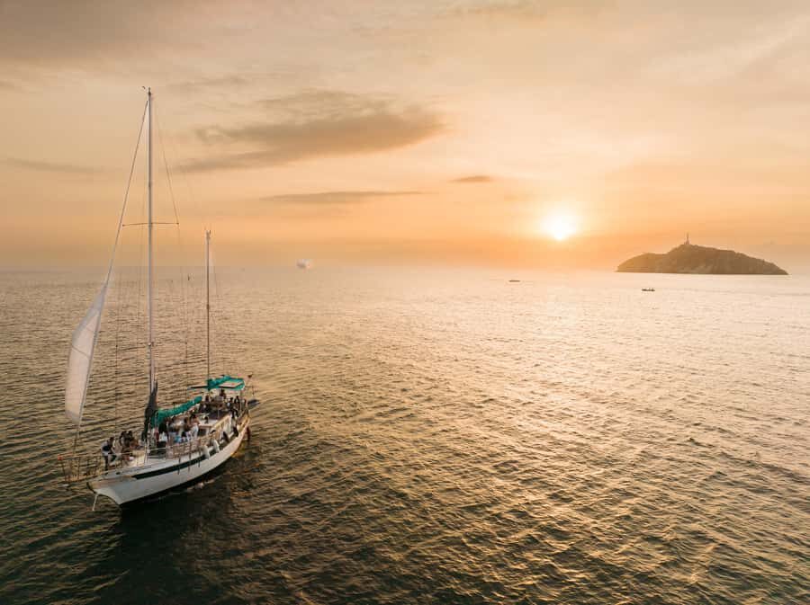 Tour en Velero a Bahía Concha Parque Tayrona - The 1.5-hour sail: Taganga, La Aguja, and those quick photo moments