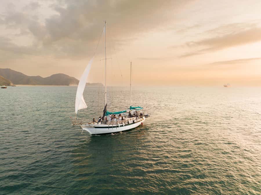 Tour en Velero a Bahía Concha Parque Tayrona - Dropping anchor in Bahía Concha: 4–5 hours where you actually get to play