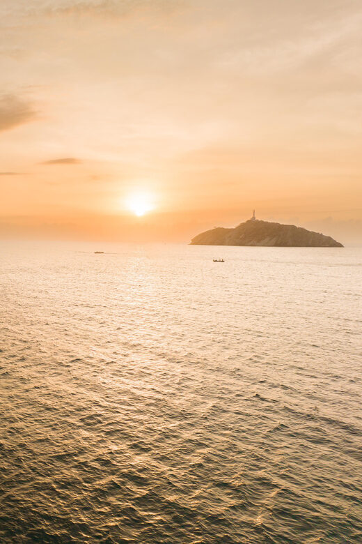Tour en Velero a Bahía Concha Parque Tayrona - Noon lunch: grilled fish, salad, rice, and fried potatoes
