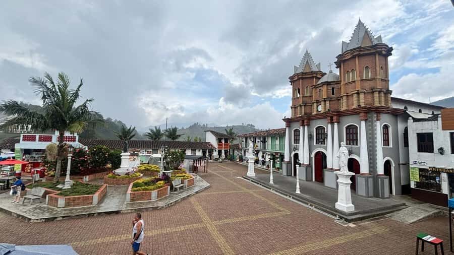 Tour Guatapé con visita a Granja de las Llamas y las Alpacas - Language, Group Size, and How to Make It Work for You
