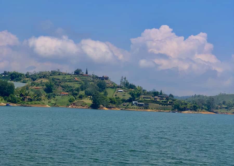 Tour Guatapé - Piedra del Peñol with departure from Medellín - Pace, group size, and the guide effect