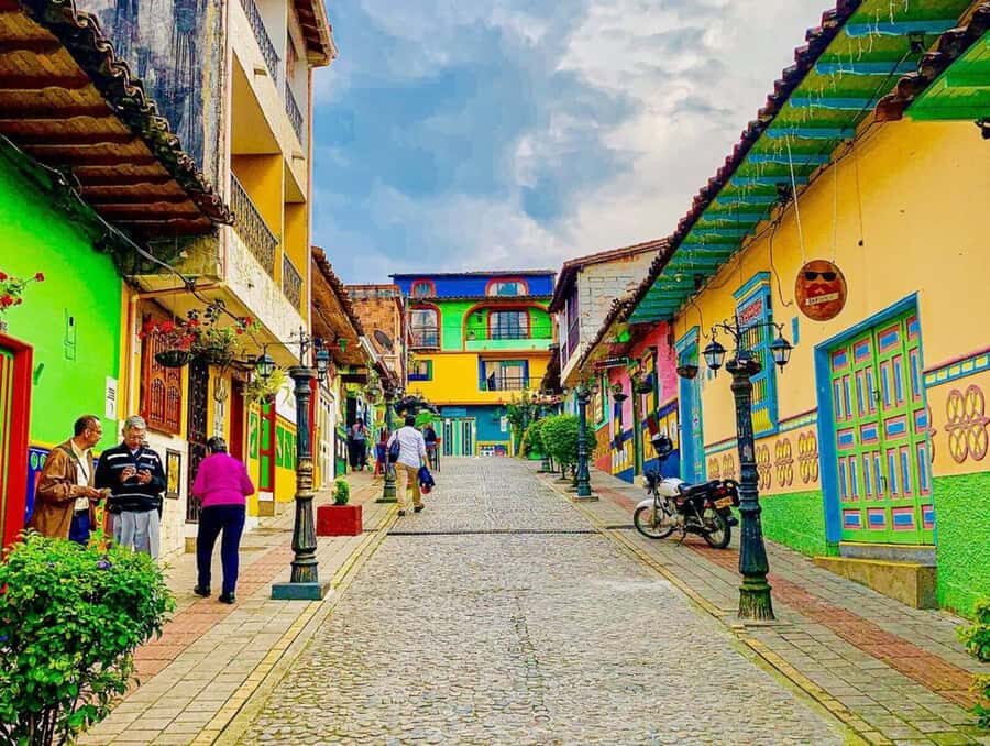 Tour Guatapé - Piedra del Peñol with departure from Medellín - The Marinilla animal farm: quick joy before the big sights