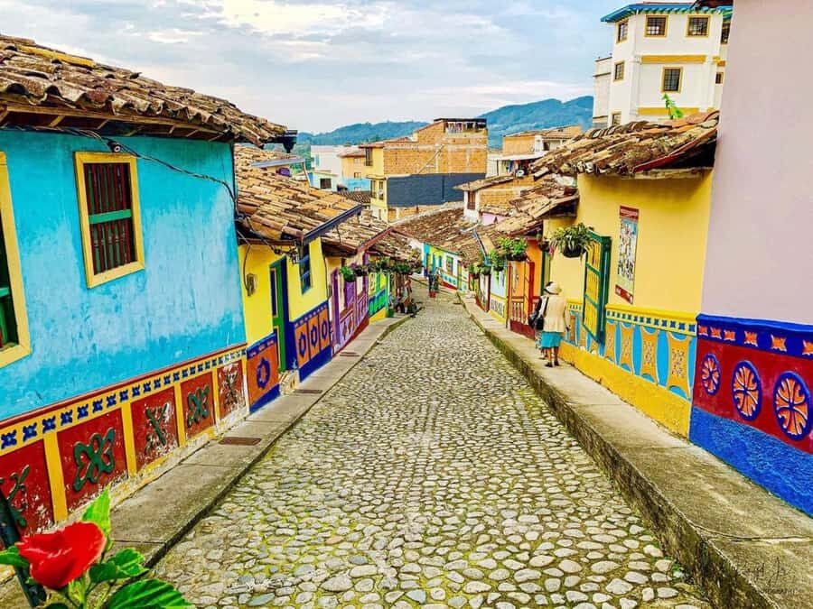 Tour Guatapé - Piedra del Peñol with departure from Medellín - The Guatapé guided walk: boardwalk, memories, painted houses