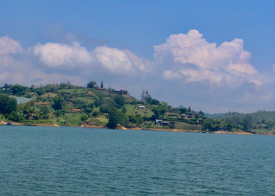 Tour Guatapé - Piedra del Peñol with departure from Medellín - Guatapé Lake cruise: the dam region from the water