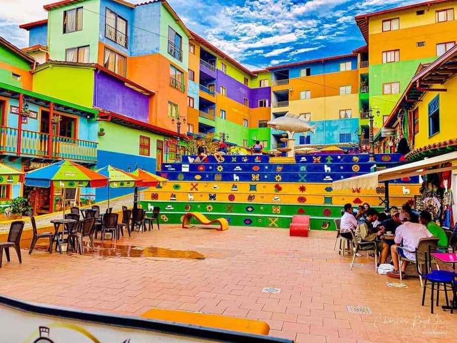 Tour Guatapé - Piedra del Peñol with departure from Medellín - Morning pickup and breakfast in Medellín (La 70)