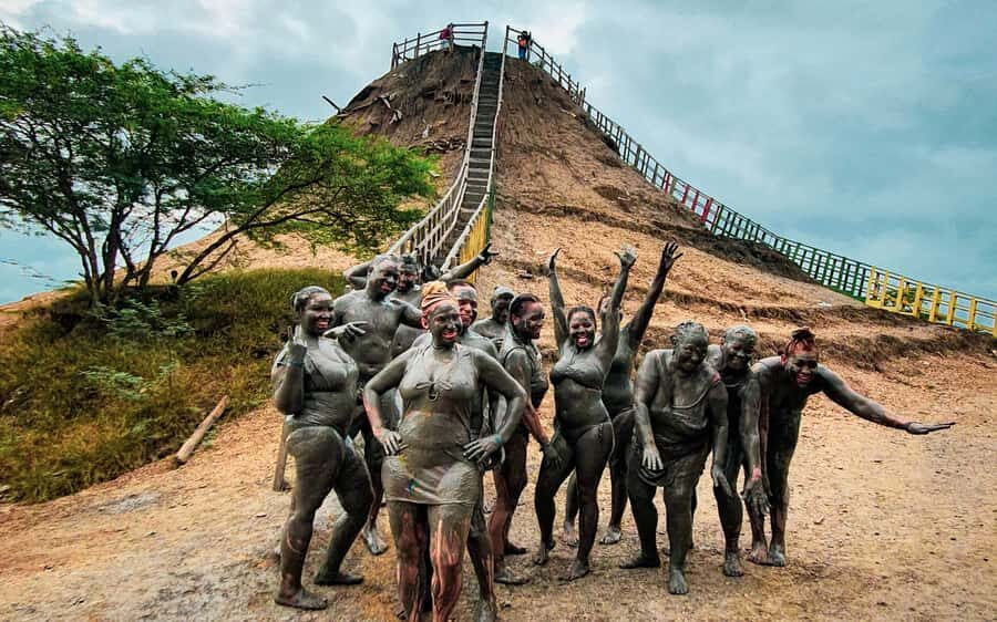 Volcan del Totumo + Playa + Piscina - Entering the Totumo Volcano Experience: Mud Therapy at 2,300 Meters