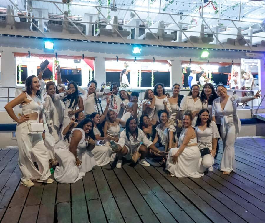 White Night Boat Party: Dinner Buffet, Dancing and Open Bar - What a 3-Hour Bay Cruise Feels Like (And Why It’s a Great Length)