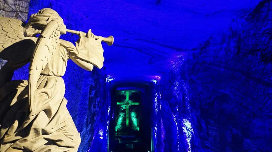 Zipaquirá: Private Salt Cathedral Mine and Walking Tour - The early guided tour: learning the context before you see the main show